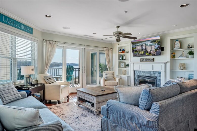 Relaxed Living with Sweeping Lake Views - Moneta, Virginia