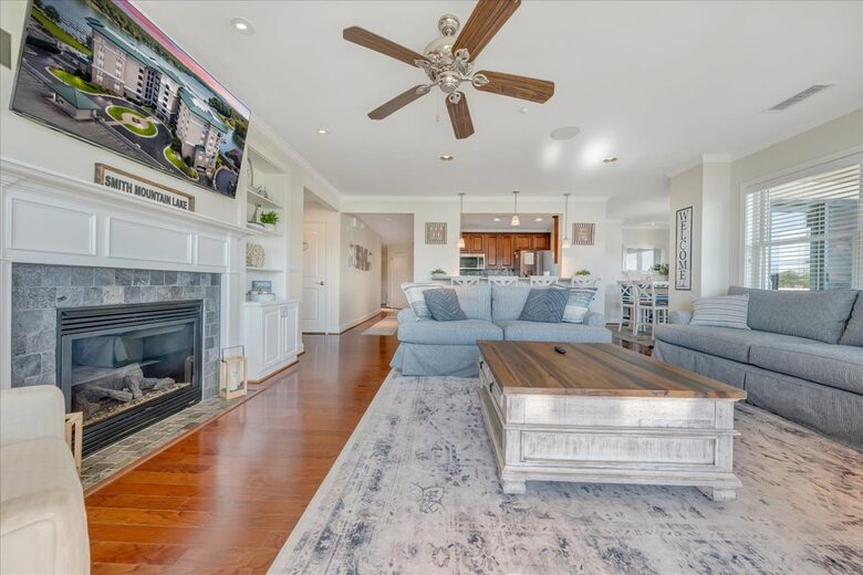 Relaxed Living with Sweeping Lake Views - Moneta, Virginia