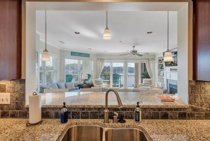 Relaxed Living with Sweeping Lake Views - Moneta, Virginia