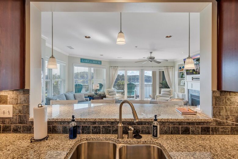 Relaxed Living with Sweeping Lake Views - Moneta, Virginia