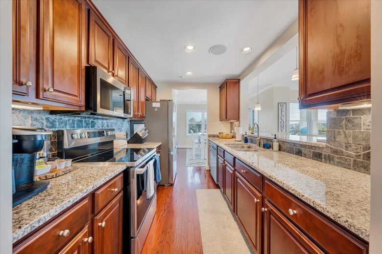 Relaxed Living with Sweeping Lake Views - Moneta, Virginia
