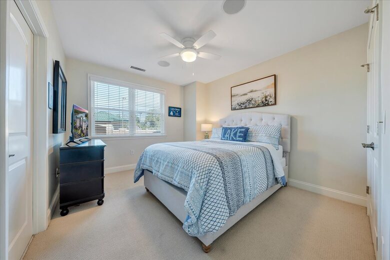 Relaxed Living with Sweeping Lake Views - Moneta, Virginia