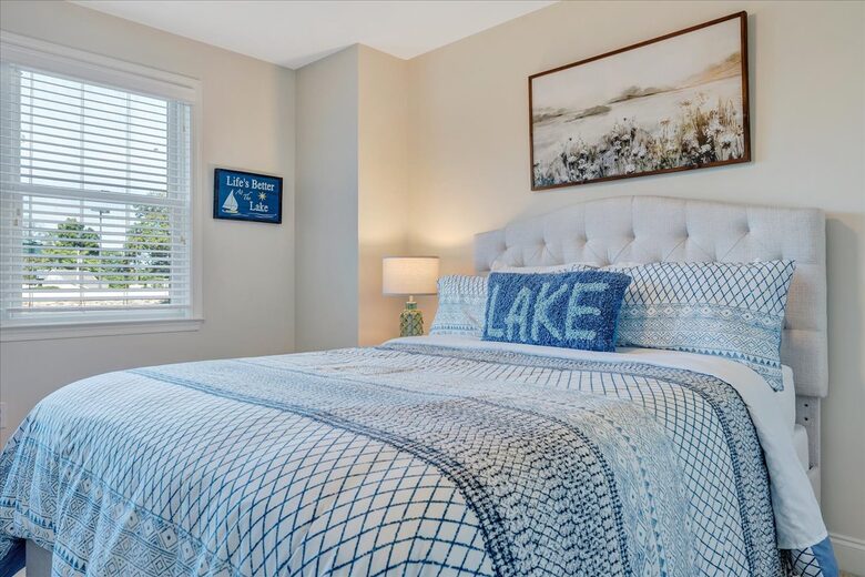 Relaxed Living with Sweeping Lake Views - Moneta, Virginia