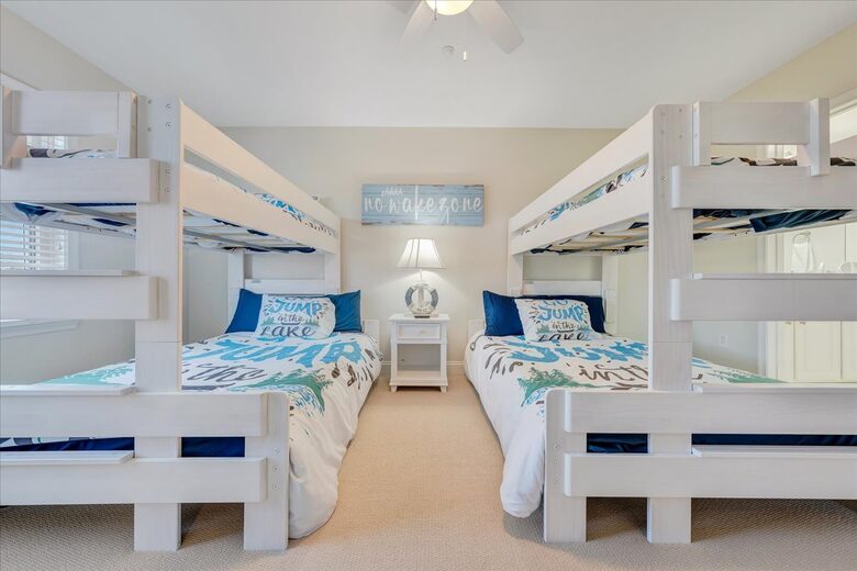 Relaxed Living with Sweeping Lake Views - Moneta, Virginia