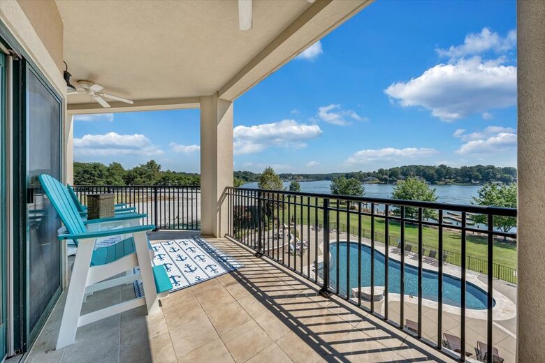 Relaxed Living with Sweeping Lake Views - Moneta, Virginia