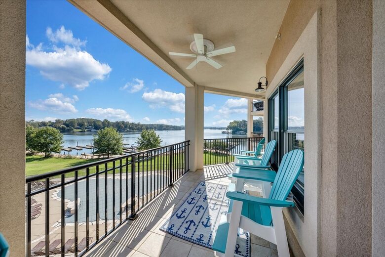 Relaxed Living with Sweeping Lake Views - Moneta, Virginia