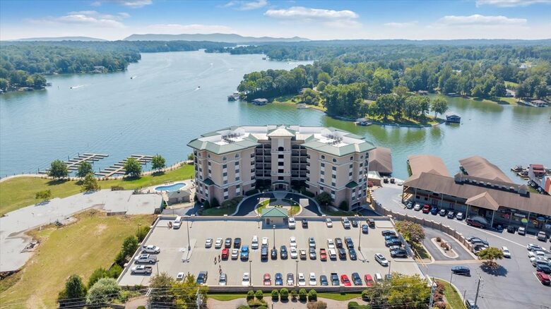 Relaxed Living with Sweeping Lake Views - Moneta, Virginia