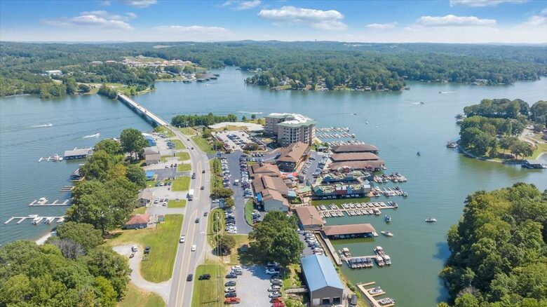 Relaxed Living with Sweeping Lake Views - Moneta, Virginia
