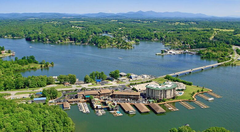 Relaxed Living with Sweeping Lake Views - Moneta, Virginia