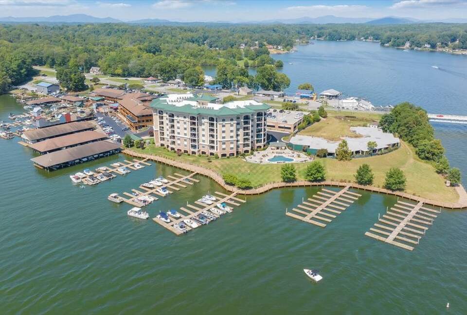 Relaxed Living with Sweeping Lake Views - Moneta, Virginia
