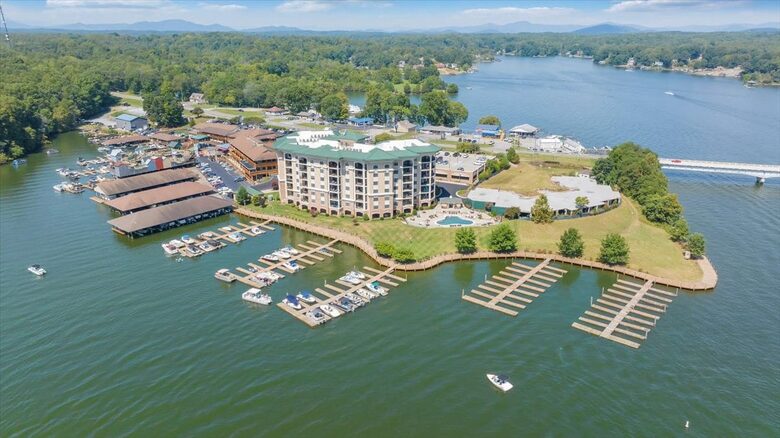 Relaxed Living with Sweeping Lake Views - Moneta, Virginia