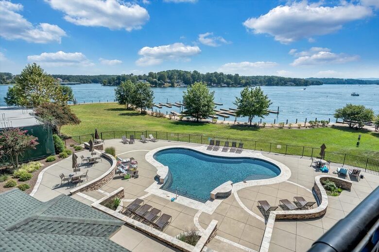 Relaxed Living with Sweeping Lake Views - Moneta, Virginia