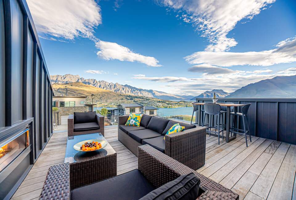 Elevated Elegance Overlooking Lake Wakatipu - Queenstown, New Zealand