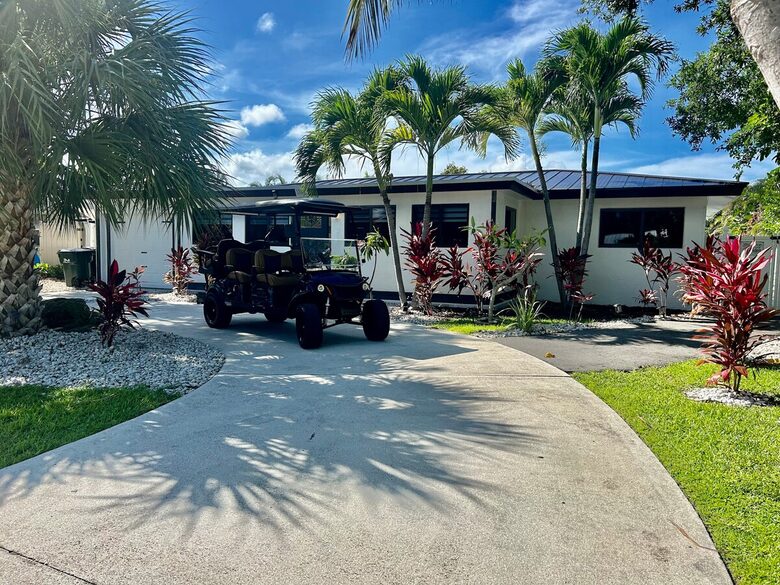 Charming Delray Beach Retreat with Pool and Pickleball Court - Delray Beach, Florida