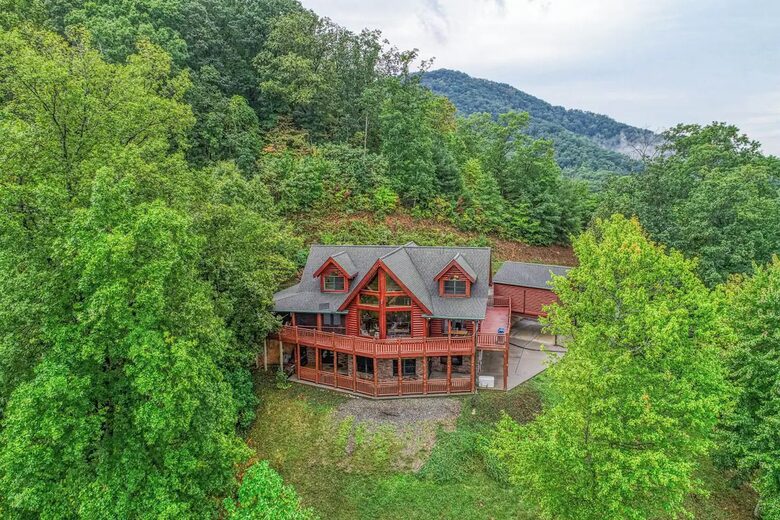 Copper Elk Lodge: A 6 acres Smoky Mountain Sanctuary - Sevierville, Tennessee