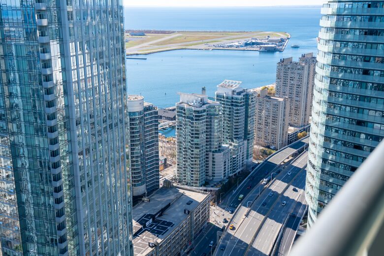 Urban Oasis Overlooking Lake Ontario - Toronto ON, Canada