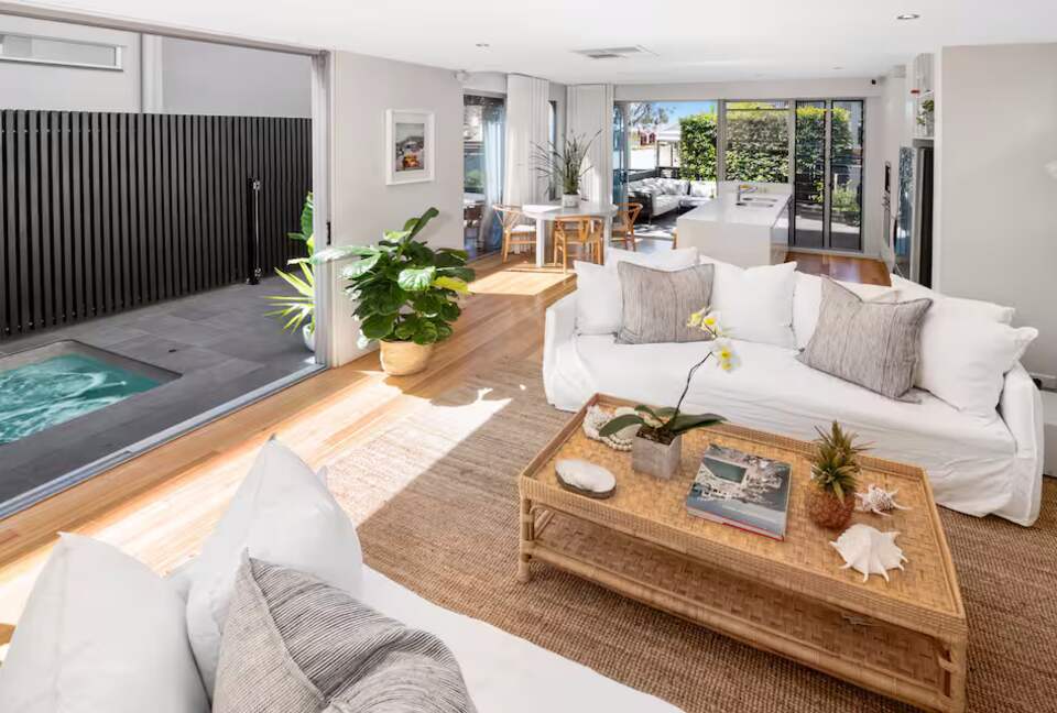 Contemporary Luxury Townhouse with Private Courtyard and Spa - New Farm, Brisbane, Australia