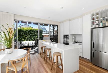 Contemporary Luxury Townhouse with Private Courtyard and Spa - New Farm, Brisbane, Australia