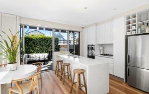 Contemporary Luxury Townhouse with Private Courtyard and Spa - New Farm, Brisbane, Australia