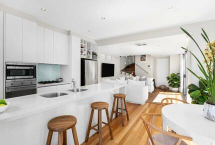 Contemporary Luxury Townhouse with Private Courtyard and Spa - New Farm, Brisbane, Australia