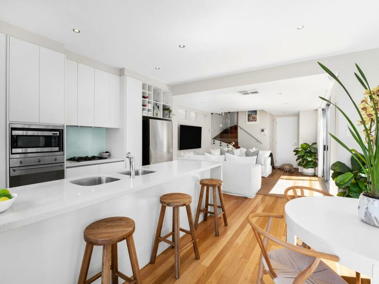 Contemporary Luxury Townhouse with Private Courtyard and Spa - New Farm, Brisbane, Australia