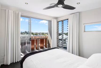 Contemporary Luxury Townhouse with Private Courtyard and Spa - New Farm, Brisbane, Australia