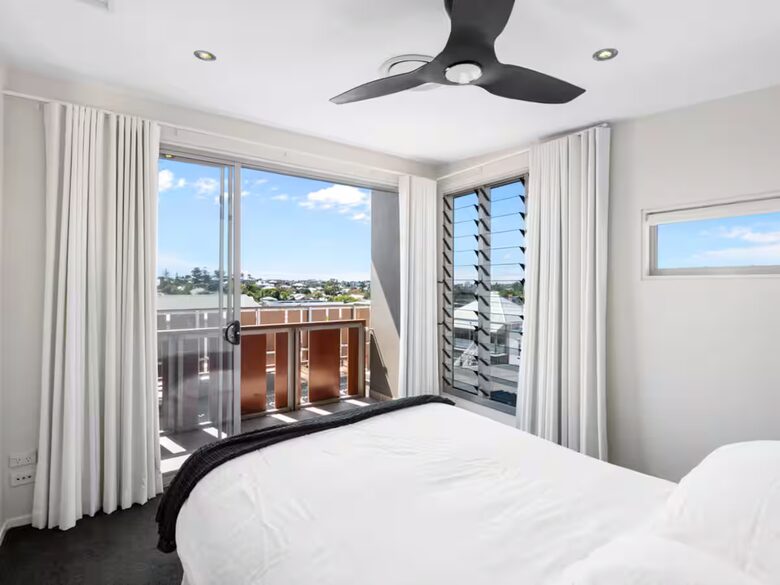 Contemporary Luxury Townhouse with Private Courtyard and Spa - New Farm, Brisbane, Australia