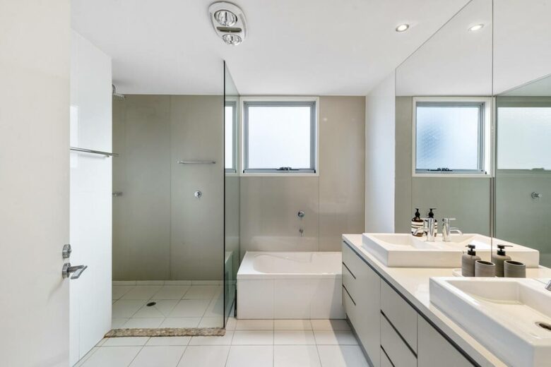 Contemporary Luxury Townhouse with Private Courtyard and Spa - New Farm, Brisbane, Australia