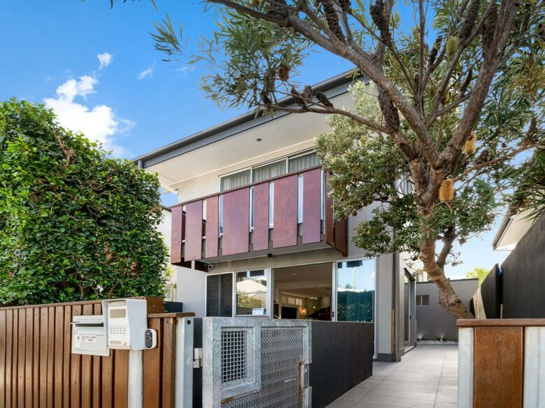 Contemporary Luxury Townhouse with Private Courtyard and Spa - New Farm, Brisbane, Australia