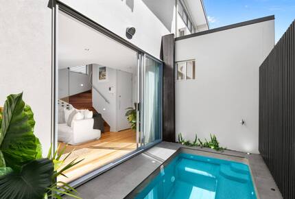 Contemporary Luxury Townhouse with Private Courtyard and Spa - New Farm, Brisbane, Australia