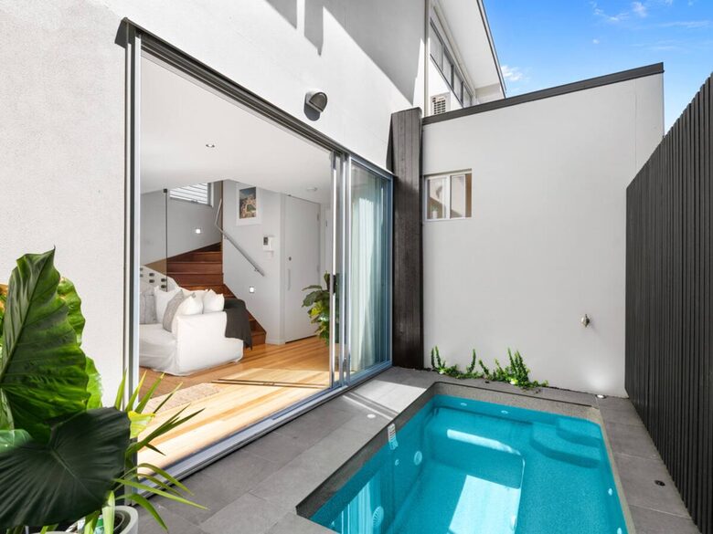 Contemporary Luxury Townhouse with Private Courtyard and Spa - New Farm, Brisbane, Australia