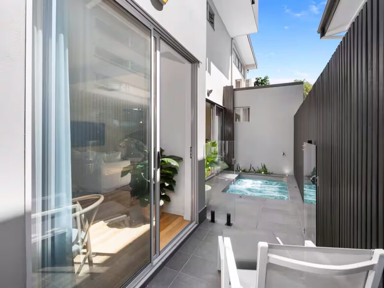 Contemporary Luxury Townhouse with Private Courtyard and Spa - New Farm, Brisbane, Australia