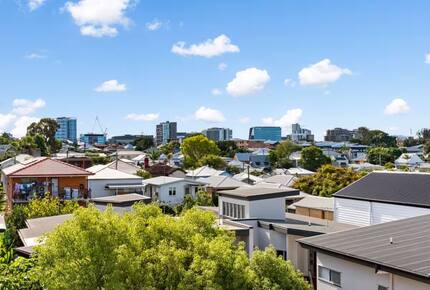 Contemporary Luxury Townhouse with Private Courtyard and Spa - New Farm, Brisbane, Australia