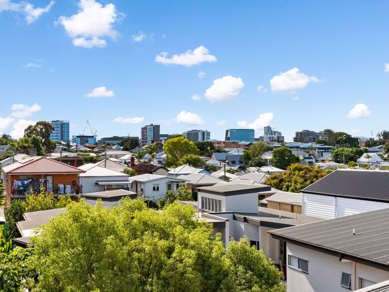 Contemporary Luxury Townhouse with Private Courtyard and Spa - New Farm, Brisbane, Australia