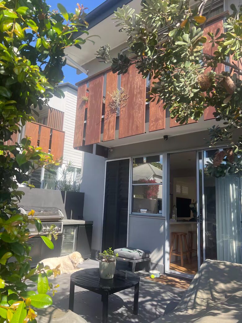 Contemporary Luxury Townhouse with Private Courtyard and Spa - New Farm, Brisbane, Australia