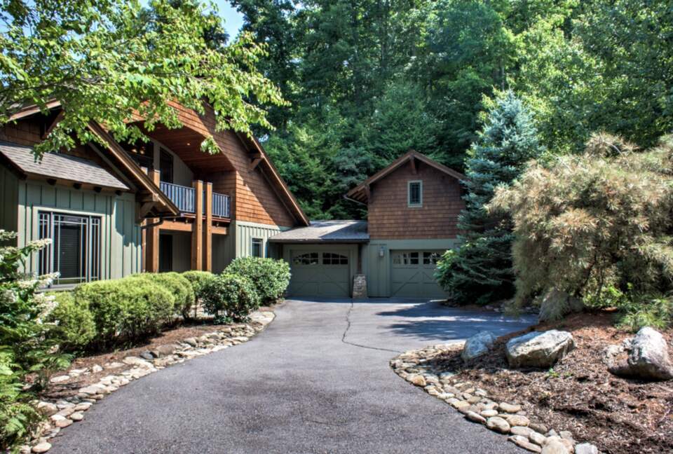 Expansive Views and Elegant Comfort Above the Clouds - Burnsville, North Carolina