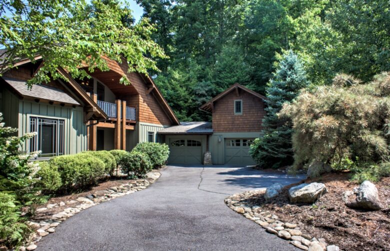Expansive Views and Elegant Comfort Above the Clouds - Burnsville, North Carolina