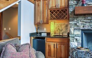 Expansive Views and Elegant Comfort Above the Clouds - Burnsville, North Carolina