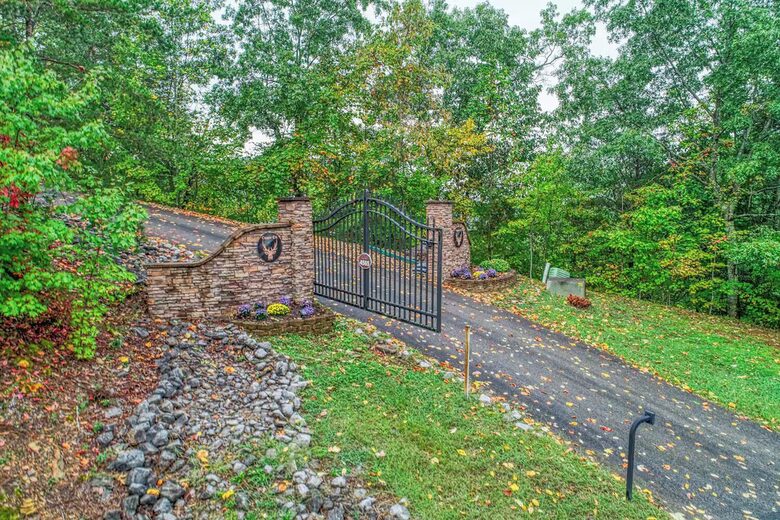 Copper Elk Lodge: A 6 acres Smoky Mountain Sanctuary - Sevierville, Tennessee