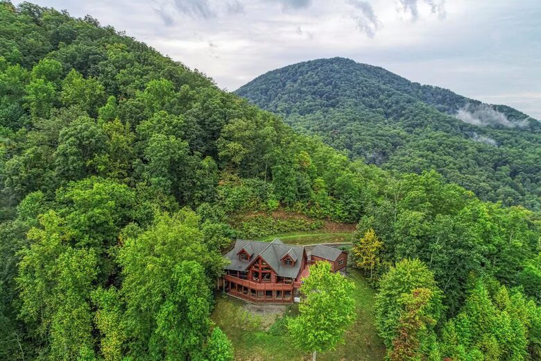 Copper Elk Lodge: A 6 acres Smoky Mountain Sanctuary - Sevierville, Tennessee