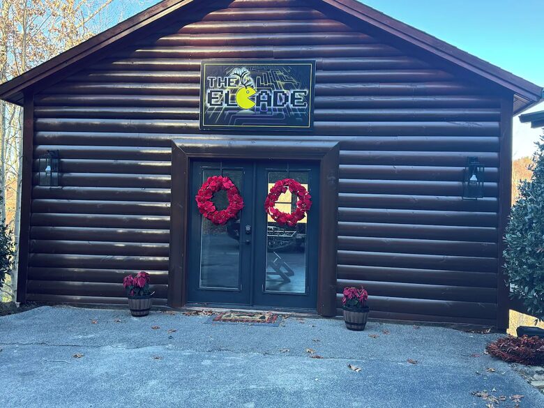 Copper Elk Lodge: A 6 acres Smoky Mountain Sanctuary - Sevierville, Tennessee