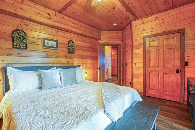 Copper Elk Lodge: A 6 acres Smoky Mountain Sanctuary - Sevierville, Tennessee