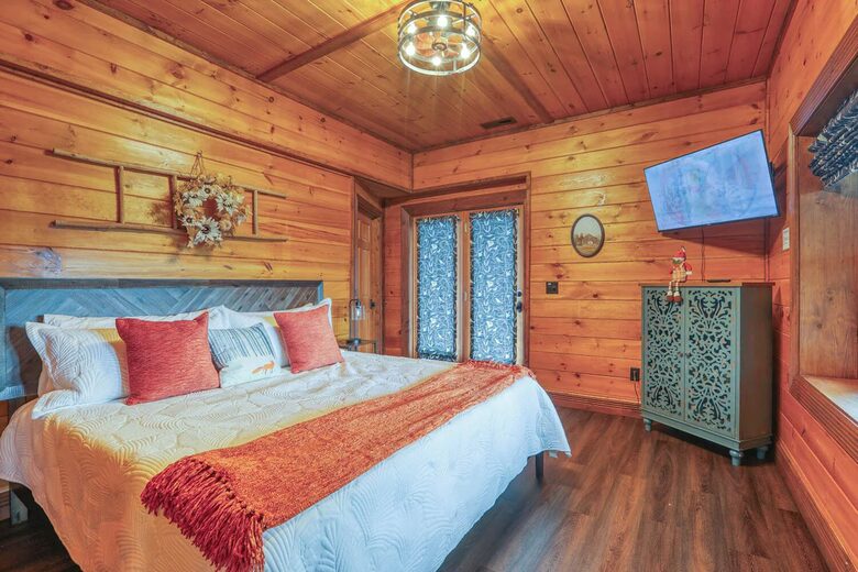 Copper Elk Lodge: A 6 acres Smoky Mountain Sanctuary - Sevierville, Tennessee
