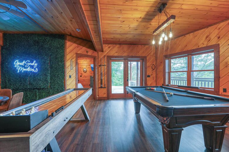 Copper Elk Lodge: A 6 acres Smoky Mountain Sanctuary - Sevierville, Tennessee