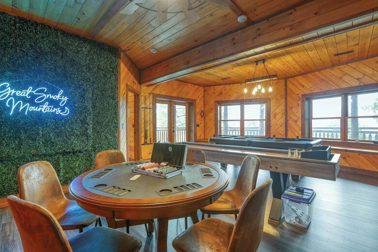 Copper Elk Lodge: A 6 acres Smoky Mountain Sanctuary - Sevierville, Tennessee