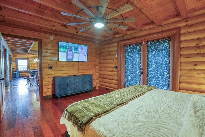 Copper Elk Lodge: A 6 acres Smoky Mountain Sanctuary - Sevierville, Tennessee