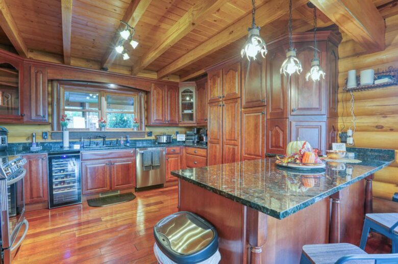 Copper Elk Lodge: A 6 acres Smoky Mountain Sanctuary - Sevierville, Tennessee