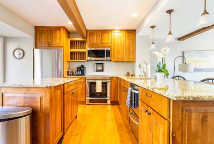Elegant Ski-In/Ski-Out Townhome with Lake Access - McHenry, Maryland