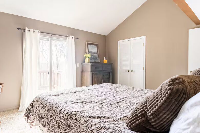 Elegant Ski-In/Ski-Out Townhome with Lake Access - McHenry, Maryland