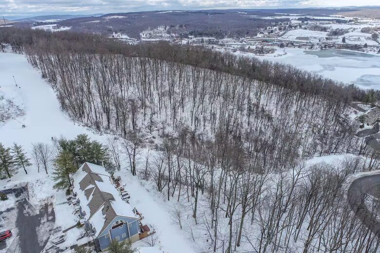 Elegant Ski-In/Ski-Out Townhome with Lake Access - McHenry, Maryland